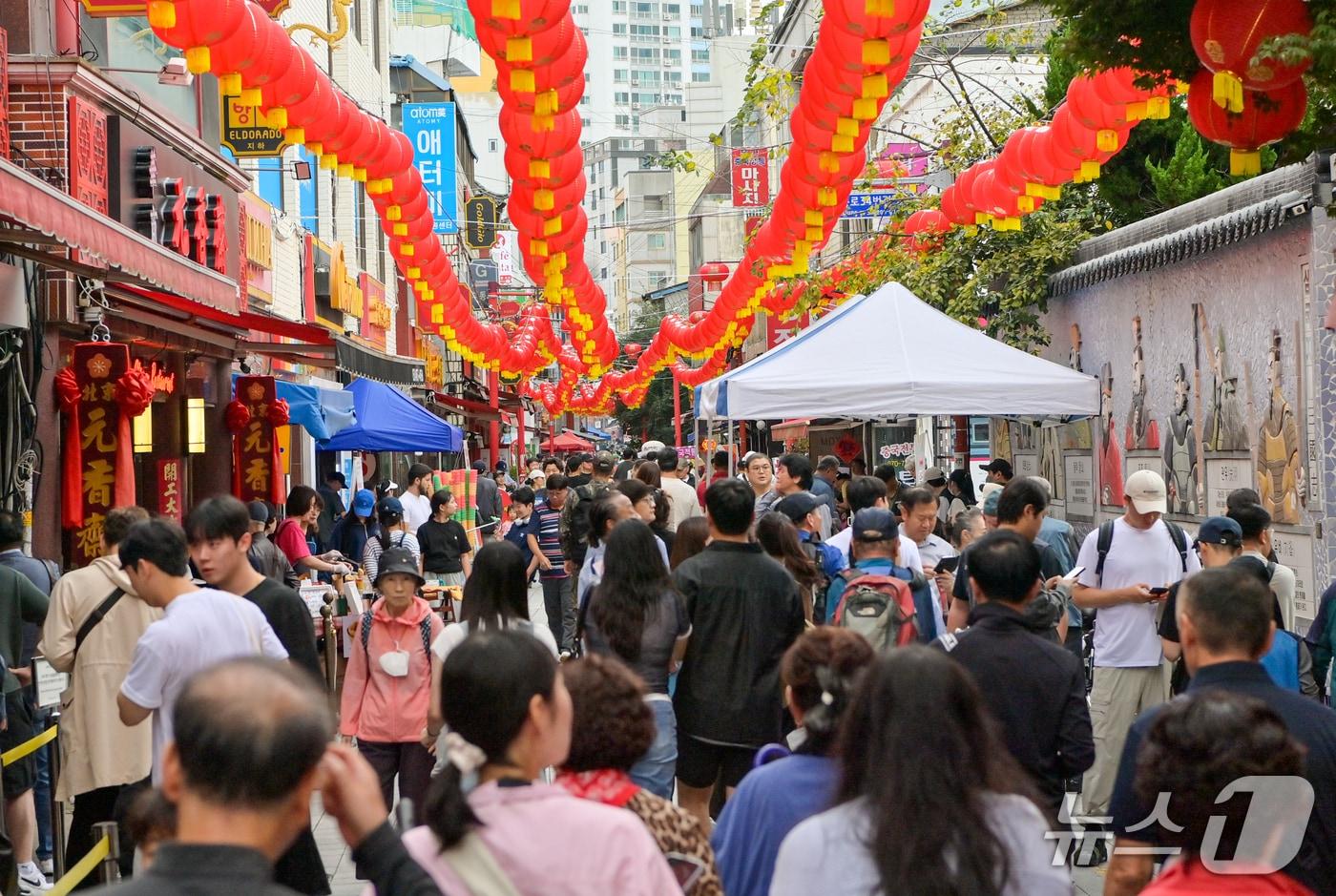 부산차이나타운에서 관광객이 오가고 있다.(부산 동구 제공. 재판매 및 DB 금지)