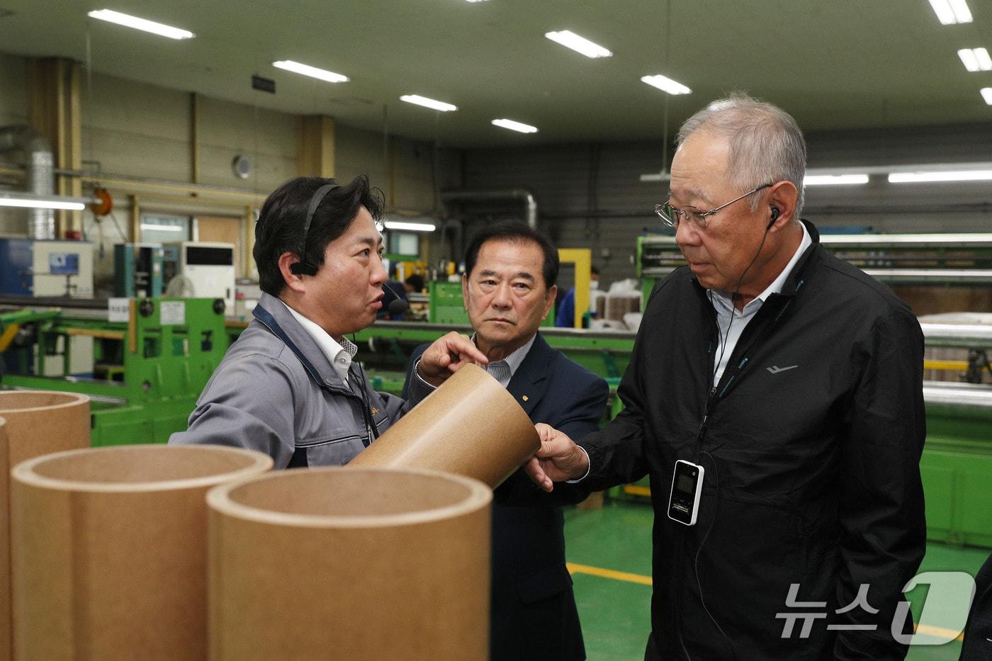 류진 한경협 회장이 20일 경기도 평택에 있는 경영자문 우수기업 ㈜청우코아를 방문해 제조시설을 둘러보고 있다. 류 회장은 현장의 목소리를 듣고 수출 확대와 ESG경영 구축 성과를 거둔 ㈜청우코아 임직원의 노고를 격려했다. (사진제공 = 한경협) 