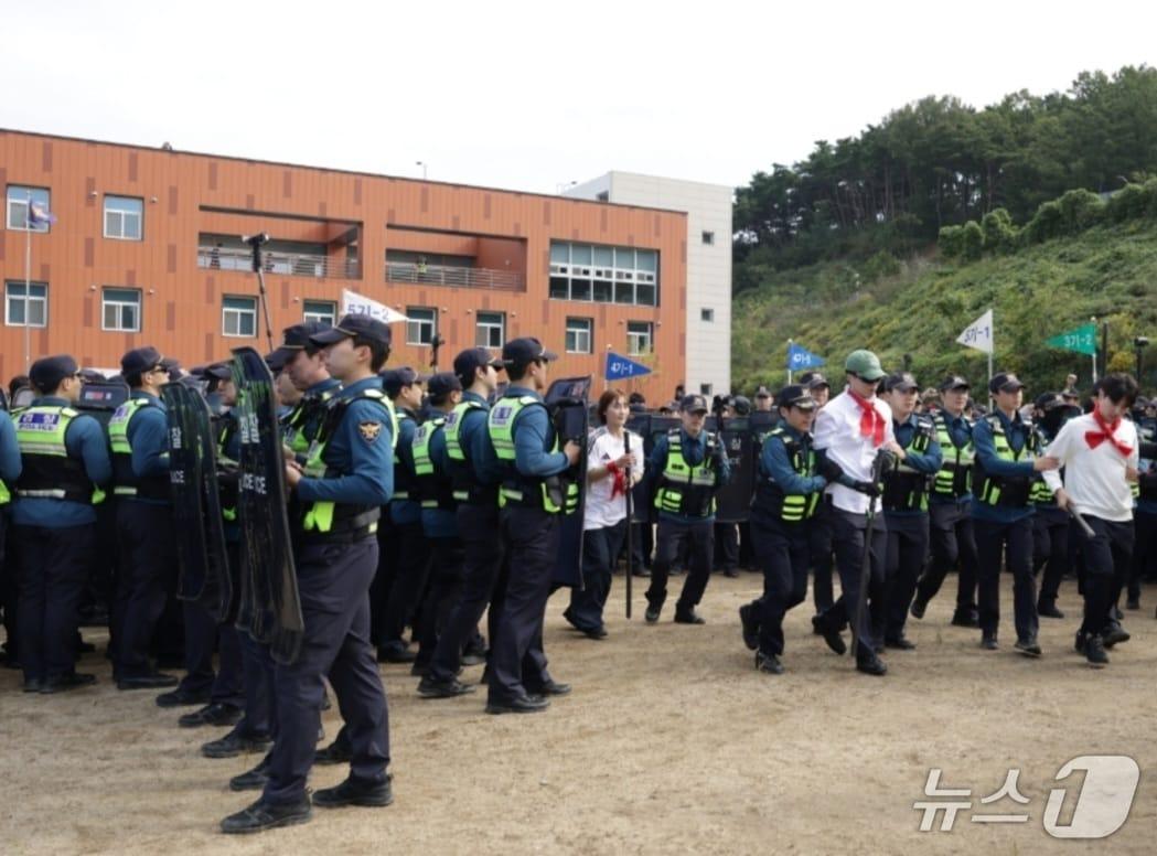 본문 이미지 - 대구경찰청이 20일 경찰특공대 연경장에서 집회와 경주 APEC에 대비한 연합훈련을 실시했다.(대구경찰청 제공. 재판매 및 DB 금지) 2025.10.20/뉴스1
