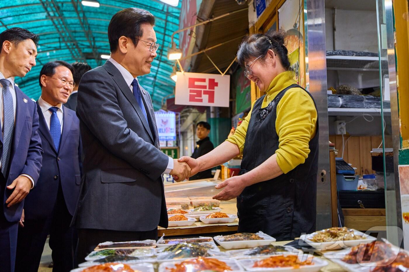이재명 대통령이 20일 경기도 고양시 일산서구 일산시장을 찾아 상인과 인사를 나누고 있다. &#40;대통령실 제공. 재판매 및 DB 제공&#41; 2025.10.20/뉴스1 ⓒ News1 이재명 기자