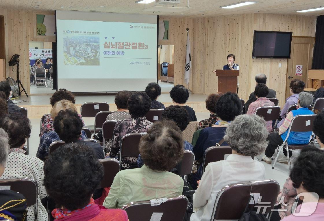 본문 이미지 - 실버건강강좌가 진행되고 있다.(부산 서구 제공. 재판매 및 DB 금지)