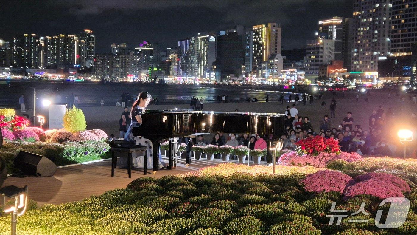 지난해 부산 광안리 민락해변공원의 국화정원에서 열린 가을밤 콘서트.(부산 수영구 제공. 재판매 및 DB 금지)