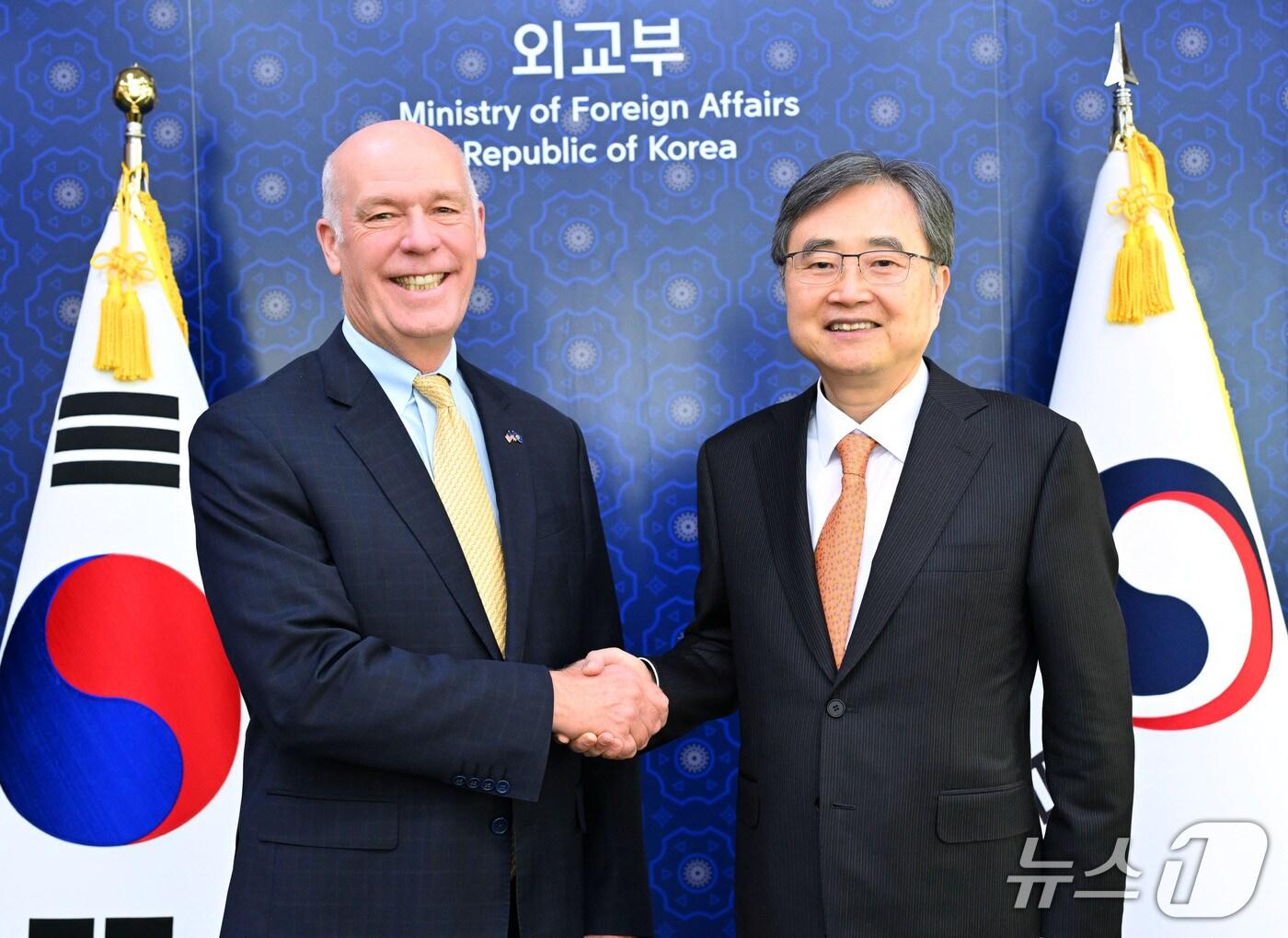 본문 이미지 - 그레그 지안포르테 미국 몬태나 주지사, 조현 외교부 장관.(외교부 제공)