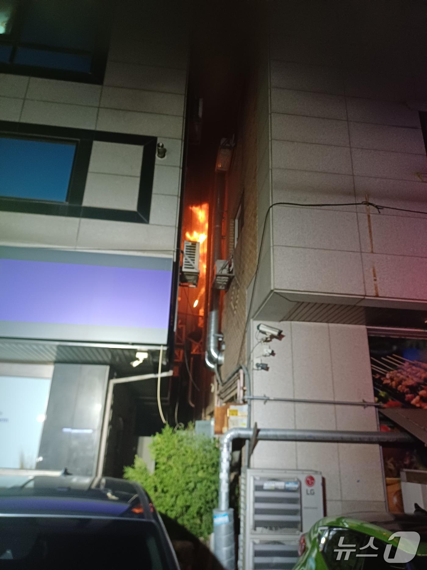 본문 이미지 - 화재 현장. &#40;경기도소방재난본부 제공. 재판매 및 DB 금지&#41; 2025.10.20/뉴스1