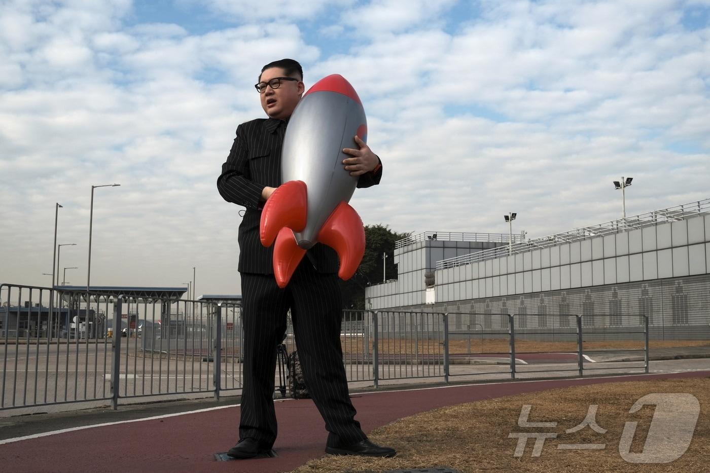 미사일 모형을 들고 포즈를 취한 짝퉁 김정은 하워드 X. 2025.01.20 ⓒ 로이터=뉴스1 ⓒ News1 이지예 객원기자