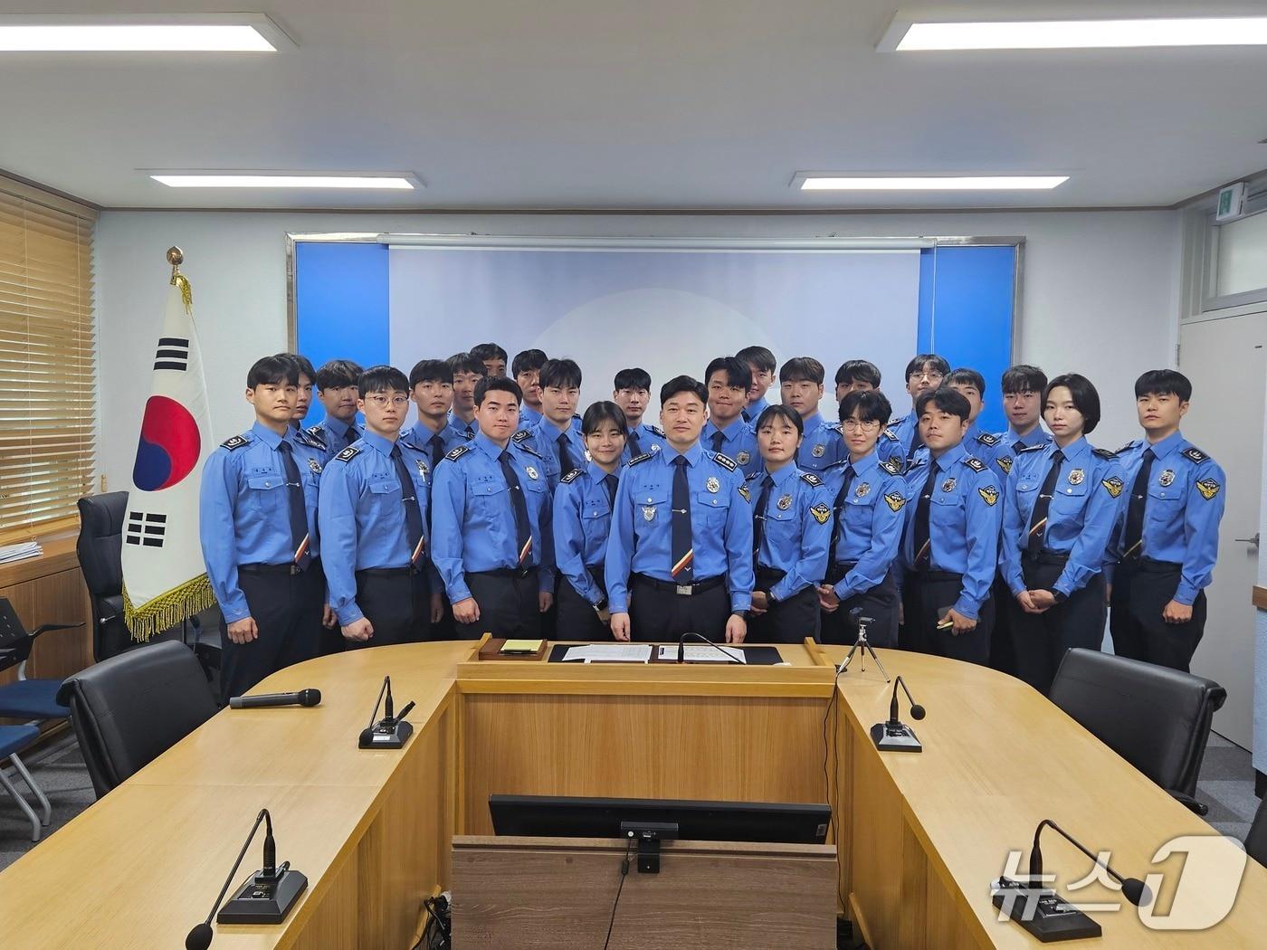 본문 이미지 - 이우수 속초해양경찰서장(사진 가운데)과 실습을 시작한 해양경찰 제252기 신임 경찰관.(속초해경 제공, 재판매 및 DB 금지) 2025.10.20/뉴스1