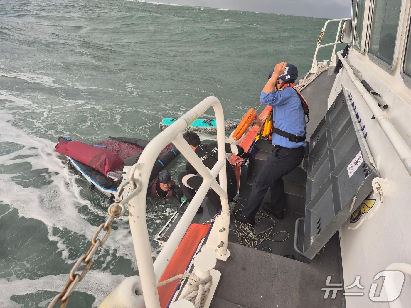 본문 이미지 - 20일 오후 울산 울주군 간절곶 앞바다에서 윙포일을 즐기다 파도에 휩쓸린 60대 남성이 해양경찰에 구조됐다.&#40;울산해경 제공. 재판매 및 DB금지&#41;/뉴스1