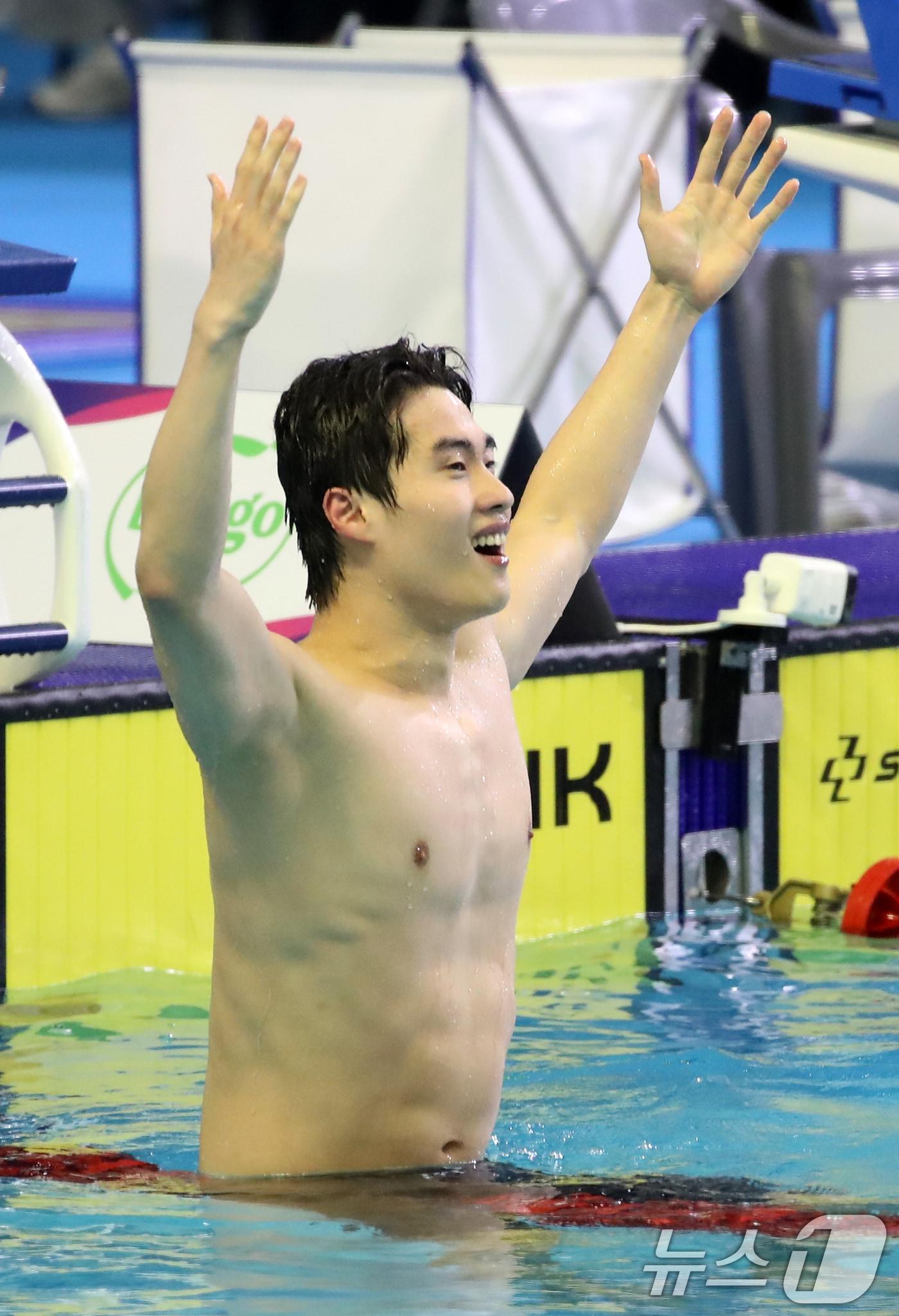 본문 이미지 - 황선우&#40;강원도청&#41;가 20일 오후 부산 사직종학운동장 실내수영장에서 열린 제106회 전국체육대회 수영 남자 일반부 자유형 200m 결승에서 1위로 터치패드를 찍은 뒤 환호하고 있다. 이 경기에서 황선우는 1분43초92로 한국신기록을 달성했다. 2025.10.20/뉴스1 ⓒ News1 윤일지 기자