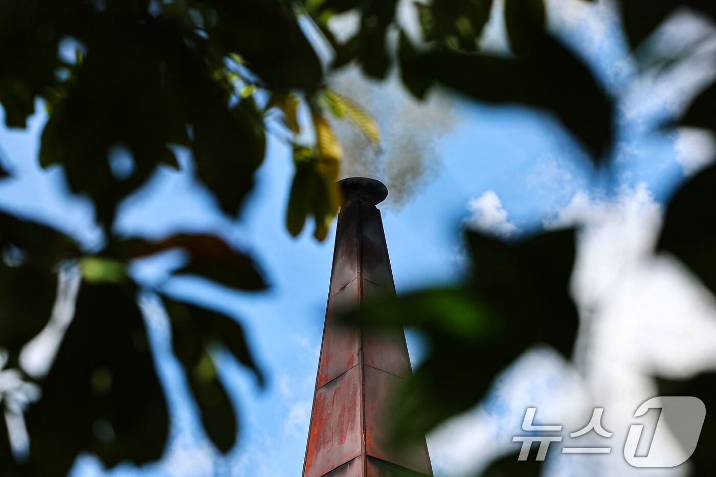 20일(현지시간) 캄보디아 프놈펜 턱틀라사원에서 지난 8월 보코산 지역의 온라인스캠범죄단지에 감금돼 고문 끝에 숨진 대학생 박모씨의 화장이 진행되고 있다. 2025.10.20/뉴스1 ⓒ News1 김도우 기자