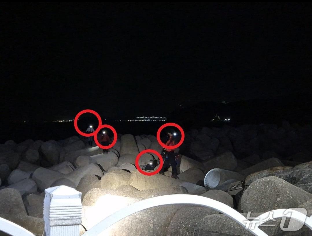 본문 이미지 - 해경에 적발된 낚시객들.&#40;동해해경 제공, 재판매 및 DB 금지&#41; 2025.10.20/뉴스1