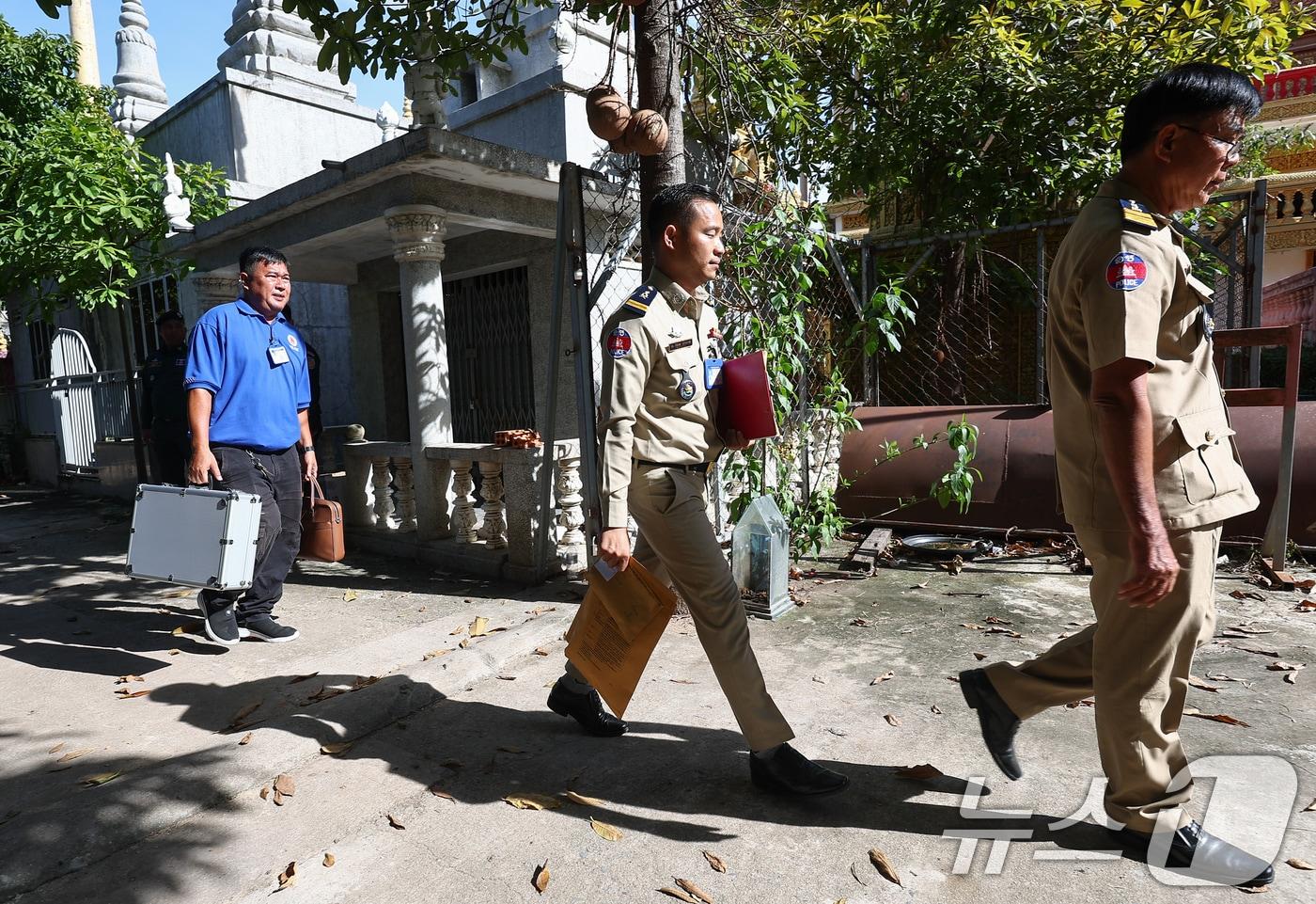 캄보디아 측 경찰 관계자들이 20일(현지시간) 캄보디아 프놈펜 턱틀라사원에서 지난 8월 보코산 지역의 온라인스캠범죄단지에 감금돼 고문 끝에 숨진 대학생 박모씨의 시신 부검 및 화장을 마치고 사원을 나서고 있다. 2025.10.20/뉴스1 ⓒ News1 김도우 기자