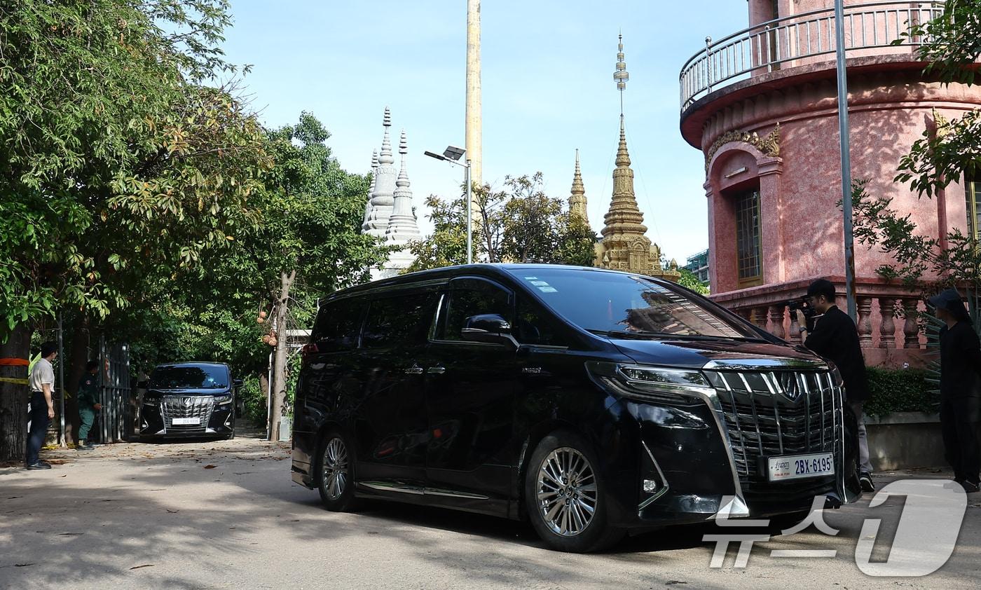 국립과학수사연구원 부검의, 담당 수사관 등이 탑승한 차량이 20일&#40;현지시간&#41; 캄보디아 프놈펜 턱틀라사원에서 지난 8월 보코산 지역의 온라인스캠범죄단지에 감금돼 고문 끝에 숨진 대학생 박모씨의 시신을 부검과 화장을 마치고 사원을 나서고 있다. 2025.10.20/뉴스1 ⓒ News1 김도우 기자
