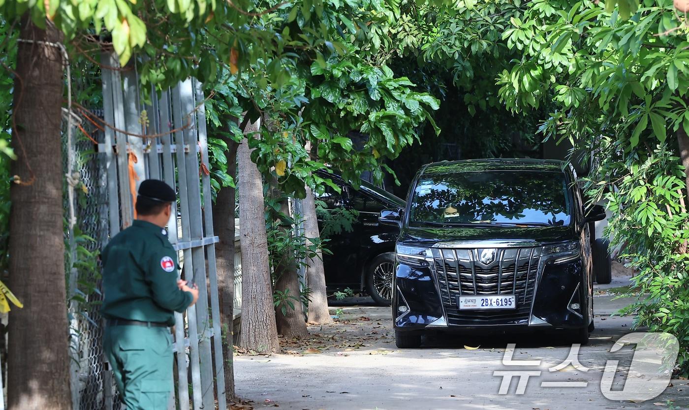 국립과학수사연구원 부검의, 담당 수사관 등이 탑승한 차량이 20일&#40;현지시간&#41; 캄보디아 프놈펜 턱틀라사원에서 지난 8월 보코산 지역의 온라인스캠범죄단지에 감금돼 고문 끝에 숨진 대학생 박모씨의 시신을 부검과 화장을 마치고 사원을 나서고 있다. 2025.10.20/뉴스1 ⓒ News1 김도우 기자