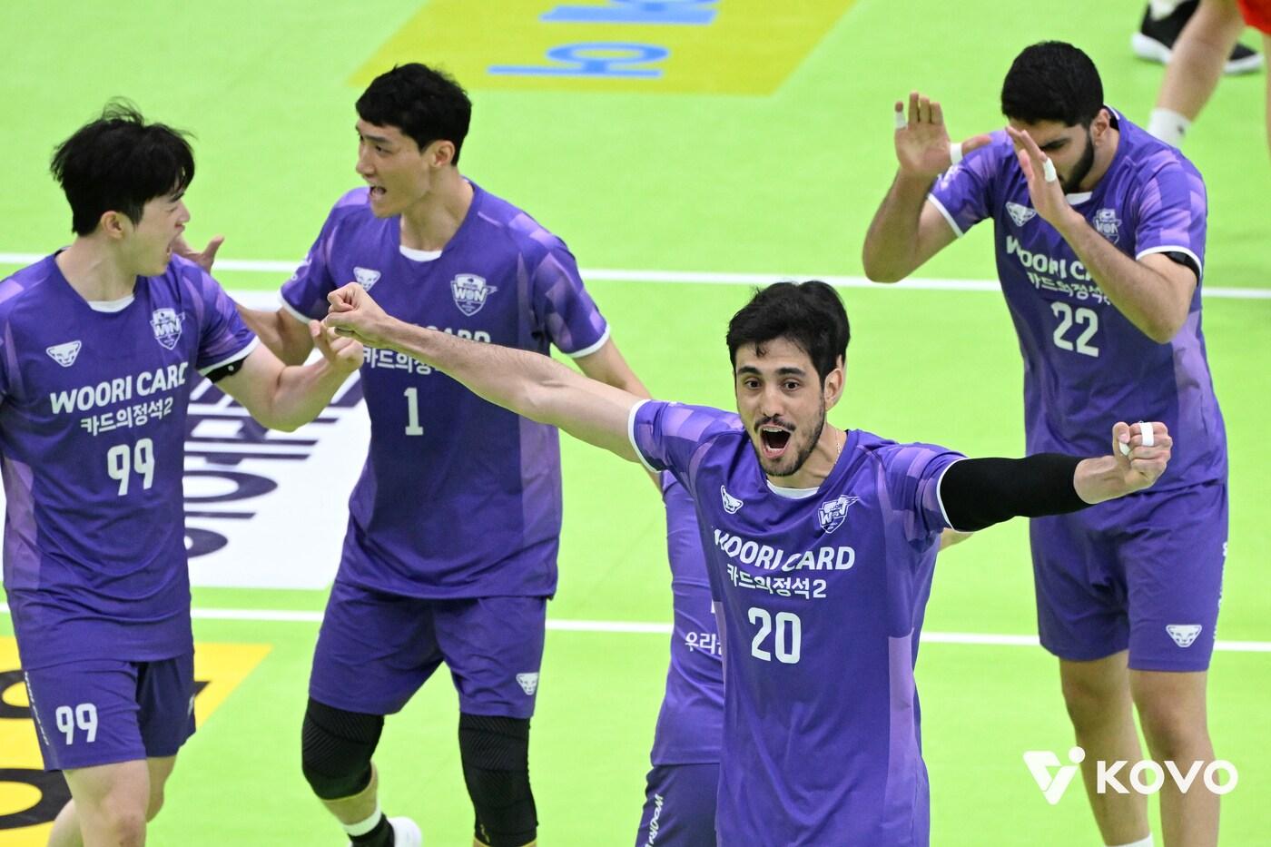 아라우조&#40;20번&#41;와 우리카드 선수들. &#40;KOVO 제공&#41;