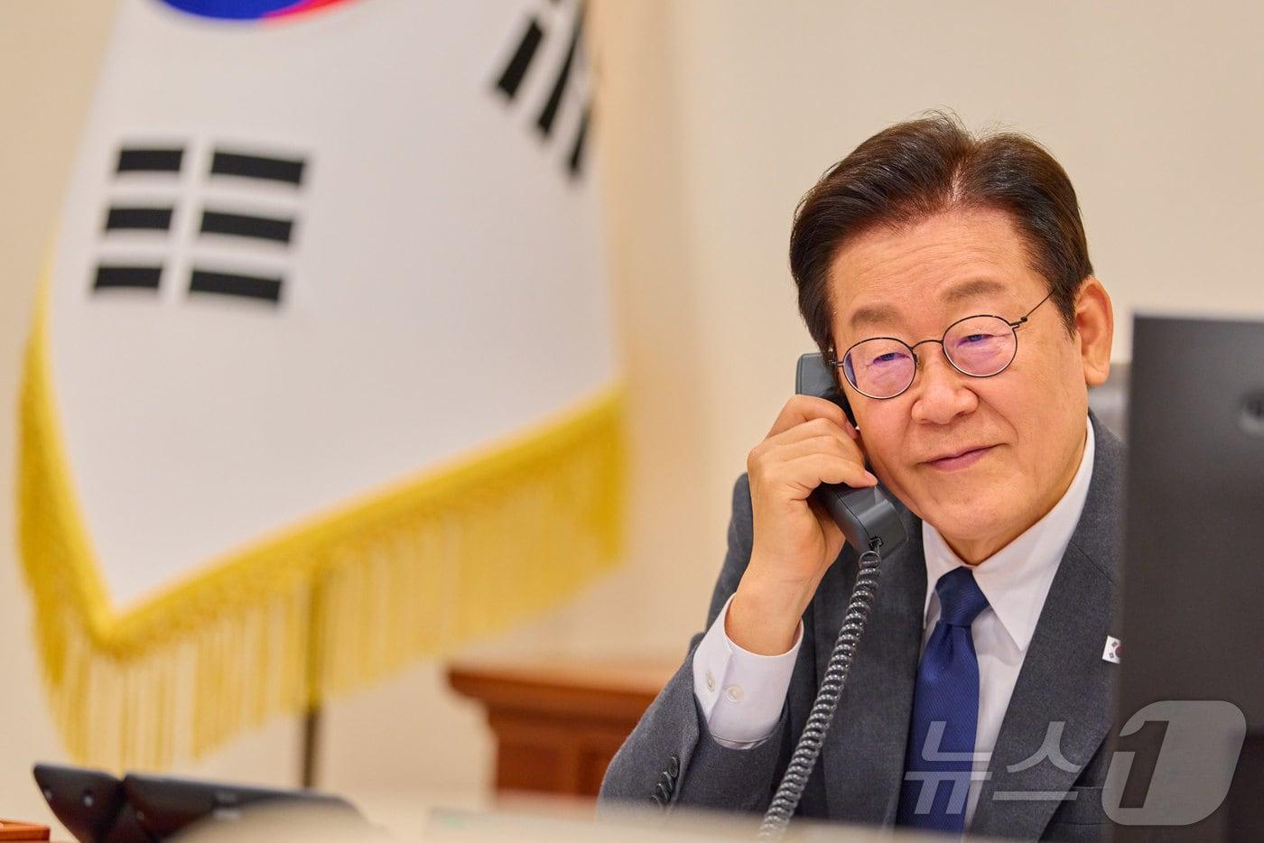 이재명 대통령이 지난 20일 서울 용산 대통령실 청사에서 압델 파타 알시시 이집트 대통령과 전화 통화를 하고 있다. &#40;대통령실 제공. 재판매 및 DB 금지&#41; 2025.10.20/뉴스1 ⓒ News1 이재명 기자