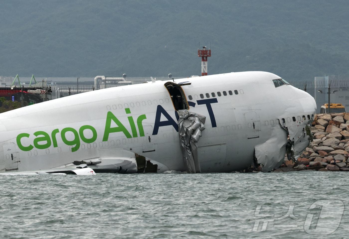 20일 화물기가 홍콩 국제공항에 착륙하던 중 활주로를 벗어나 바다에 빠졌다.2025.10.20.ⓒ 로이터=뉴스1
