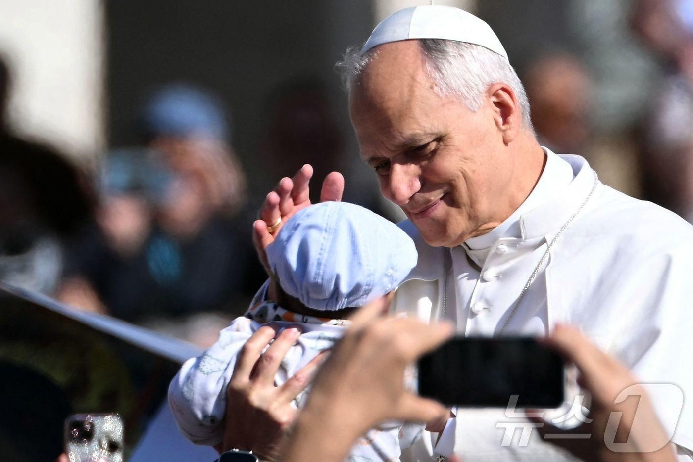 19일&#40;현지시간&#41; 레오 14세 교황이 바티칸 성베드로광장에서 열린 미사 중 한 아기를 축복하고 있다. 2025.10.19 ⓒ AFP=뉴스1 ⓒ News1 김지완 기자