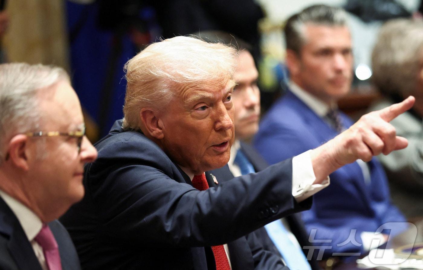 도널드 트럼프 미국 대통령이 20일&#40;현지시간&#41; 워싱턴DC 백악관에서 앤서니 앨버니즈 호주 총리와 만나 질문할 기자를 지명하고 있다. 2025.10.20. ⓒ 로이터=뉴스1 ⓒ News1 류정민 특파원