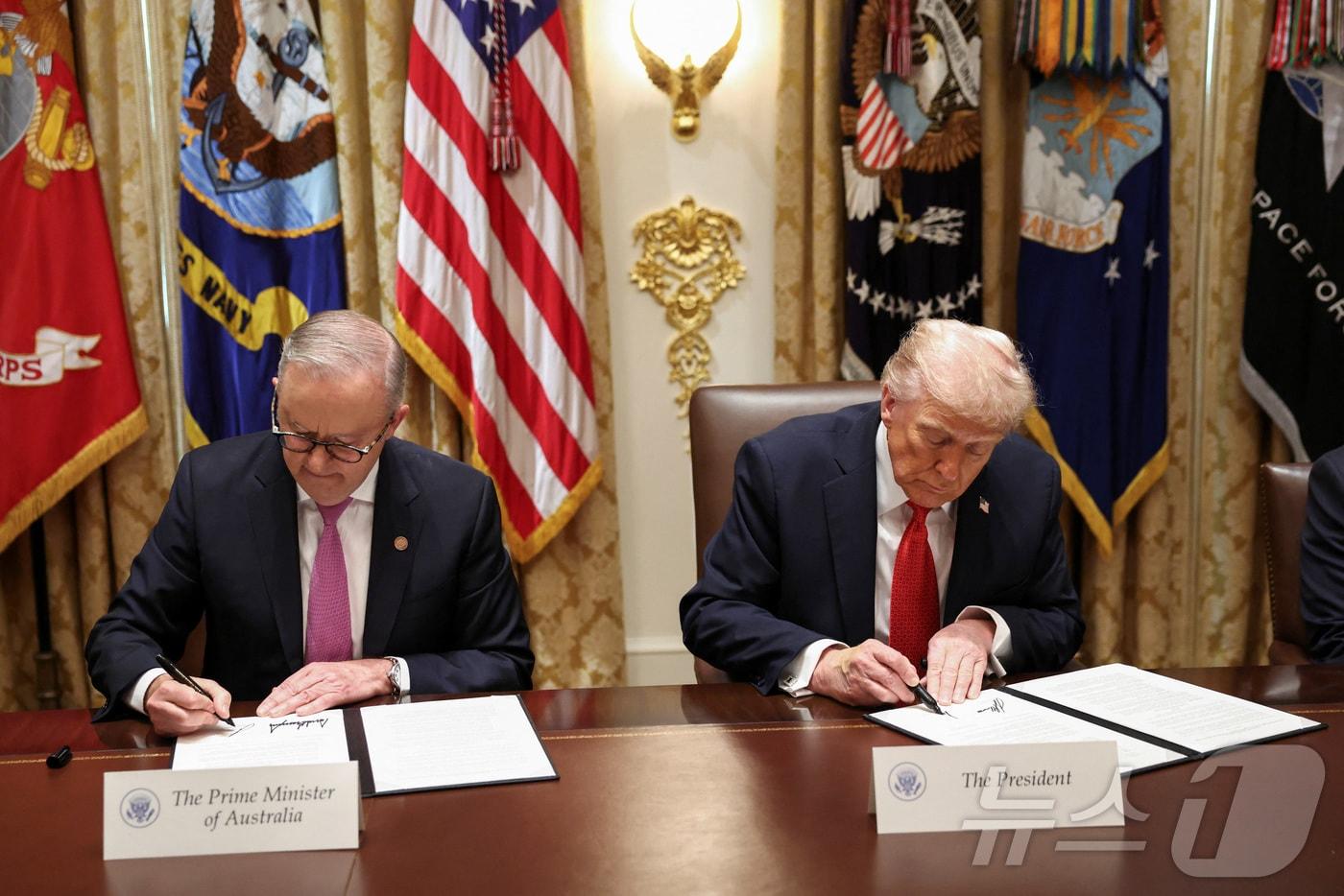 20일(현지시간) 도널드 트럼프 미국 대통령(오른쪽)과 앤서니 앨버니지 호주 총리가 워싱턴 백악관에서 핵심 광물·희토류 협정에 서명하고 있다. 2025.10.20 ⓒ 로이터=뉴스1 ⓒ News1 김지완 기자