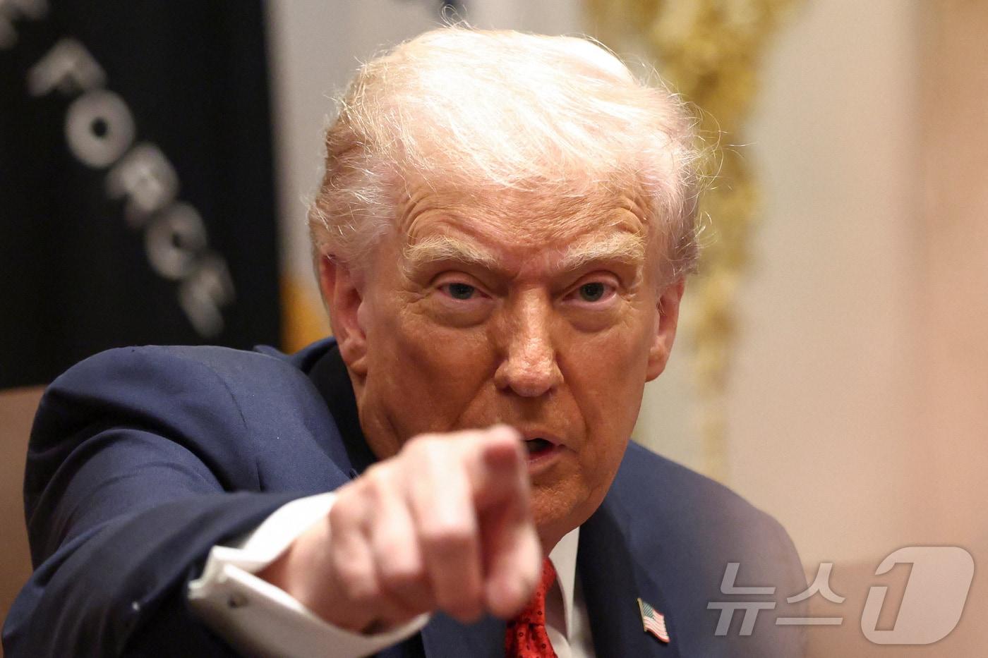 도널드 트럼프 미국 대통령이 20일&#40;현지시간&#41; 미국 워싱턴DC 백악관에서 앤서니 앨버니즈 호주 총리와 회담 중 질문할 기자를 지명하고 있다. 2025.10.20. ⓒ 로이터=뉴스1 ⓒ News1 류정민 특파원