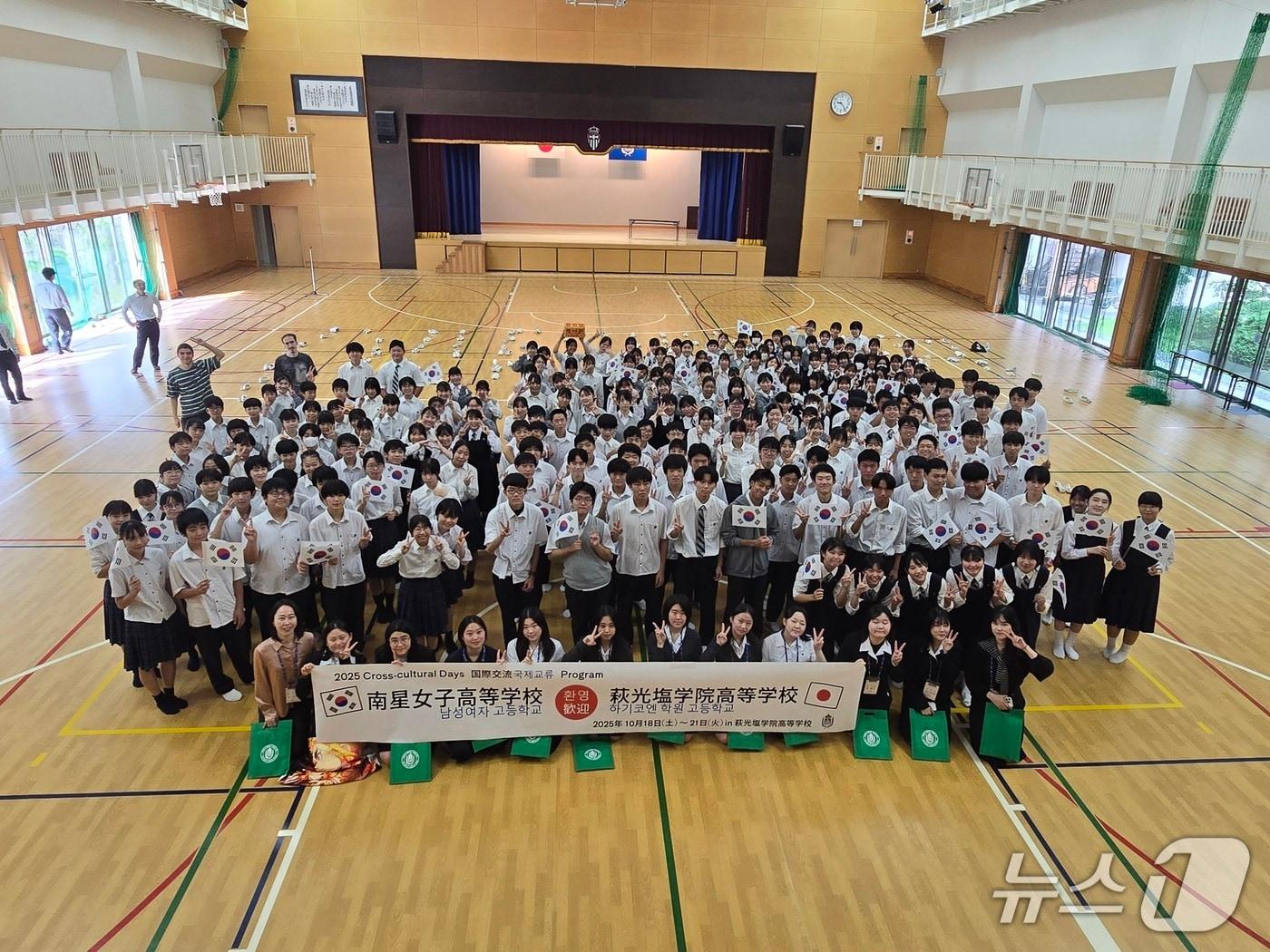 본문 이미지 - 20일, 동북아역사재단이 히스토리D와 함께 마련한 한일 학생 교류 프로그램의 마지막 날 부산 남성여자고등학교 학생들이 하기코엔고를 찾았다. 하기코엔고의 전교생은 한국에서 온 10명의 여학생과 일행을 뜨겁게 환영했다. ⓒ 뉴스1 김정한 기자