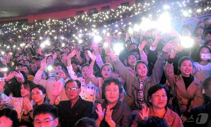 본문 이미지 - &#40;평양 노동신문=뉴스1&#41; = 북한 노동당 기관지 노동신문은 21일 &#34;노동당 창건 80돌&#40;주년&#41; 경축 대집단 체조와 예술공연 &#39;조선노동당 만세&#39;가 연일 성황리에 진행되고 있다&#34;라고 보도했다. [국내에서만 사용가능. 재배포 금지. DB 금지. For Use Only in the Republic of Korea. Redistribution Prohibited] rodongphoto@news1.kr