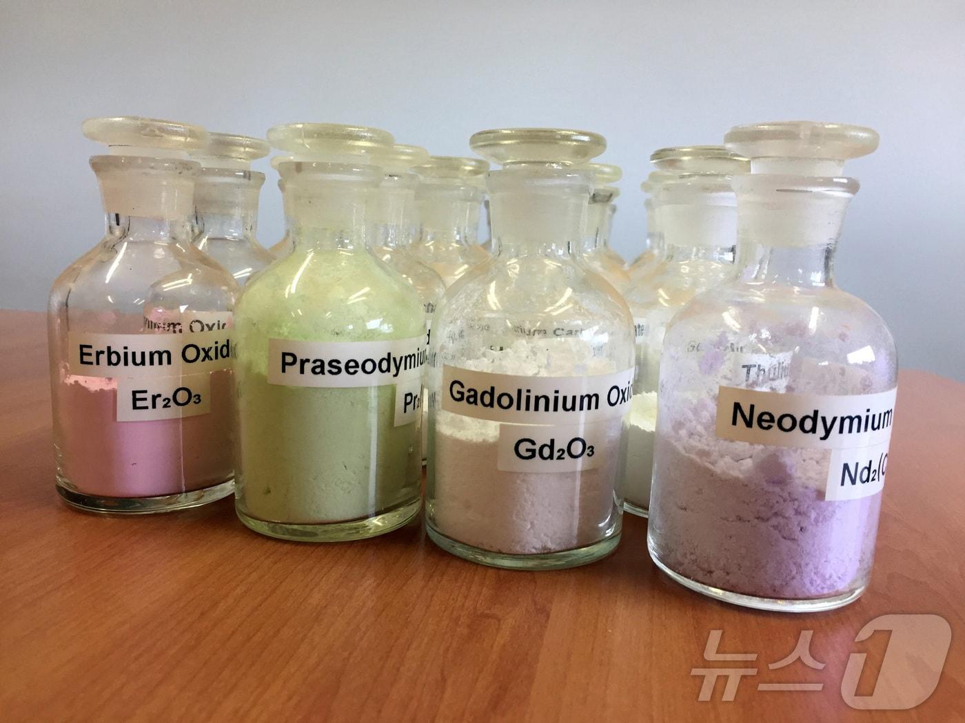 본문 이미지 - 호주 퍼스 북동쪽의 라버턴 근처에서 광물업체 리너스코퍼레이션이 마운트 웰드에서 생산한 희토류 광물이 담긴 유리병들. &#40;자료사진&#41; 2019.8.23 ⓒ 로이터=뉴스1 