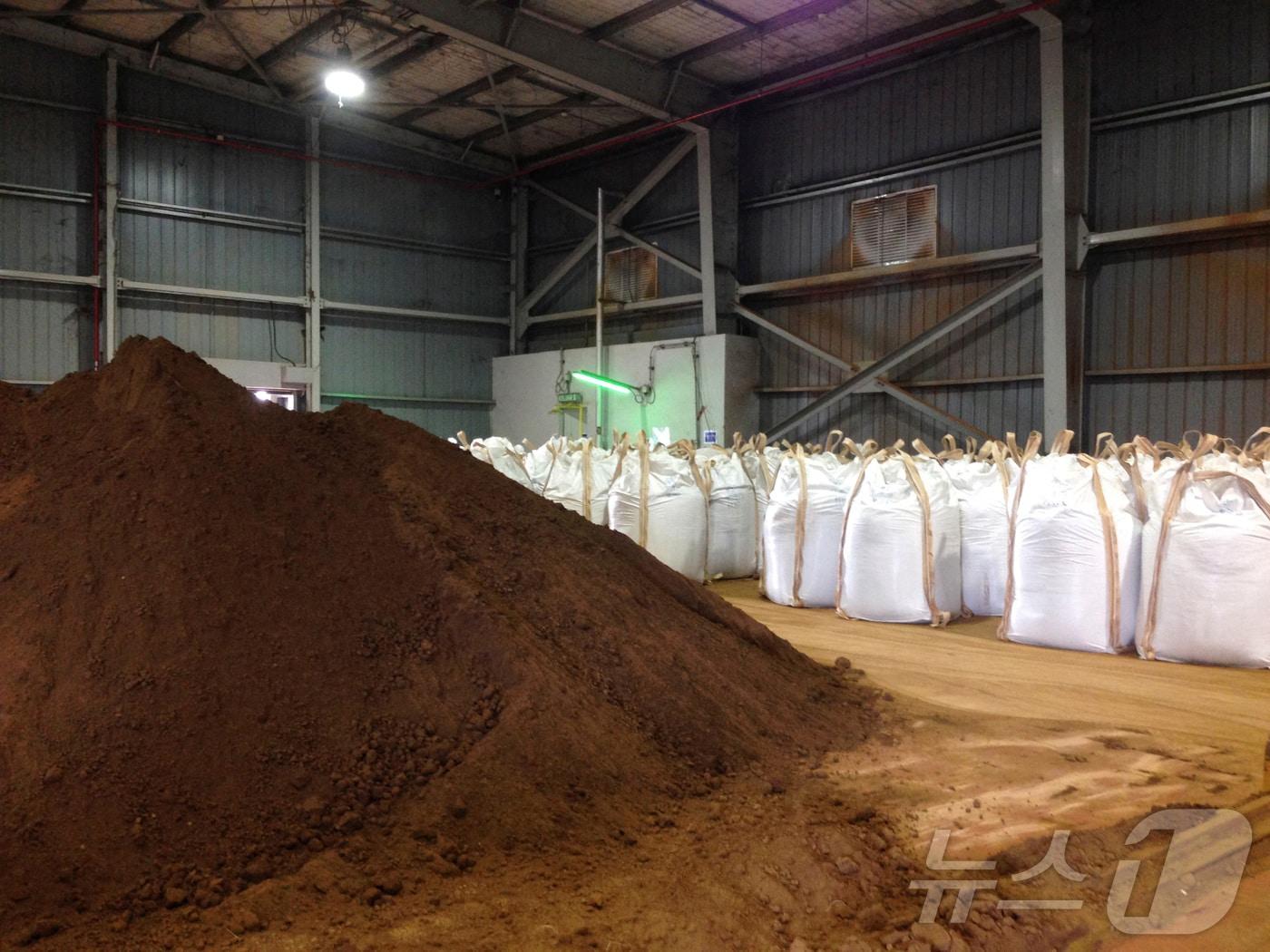 본문 이미지 - 호주 광물업체 리너스가 말레이시아 소재 희토류 공장에서 희토류를 가공하고 있다. (자료사진) 2014.7.3 ⓒ 로이터=뉴스1