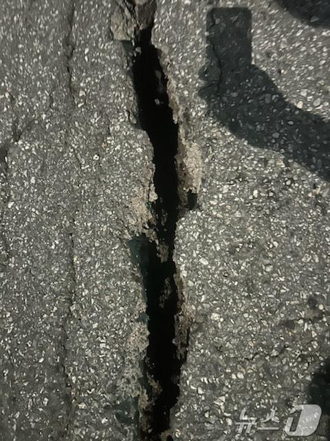 본문 이미지 - 21일 오전 2시 20분쯤 광주 동구 계림동  도시철도2호선 공사 현장에서 도로균열이 발생한 모습. (독자제공. 재판매 및 DB 금지) 2025.10.21/뉴스1 