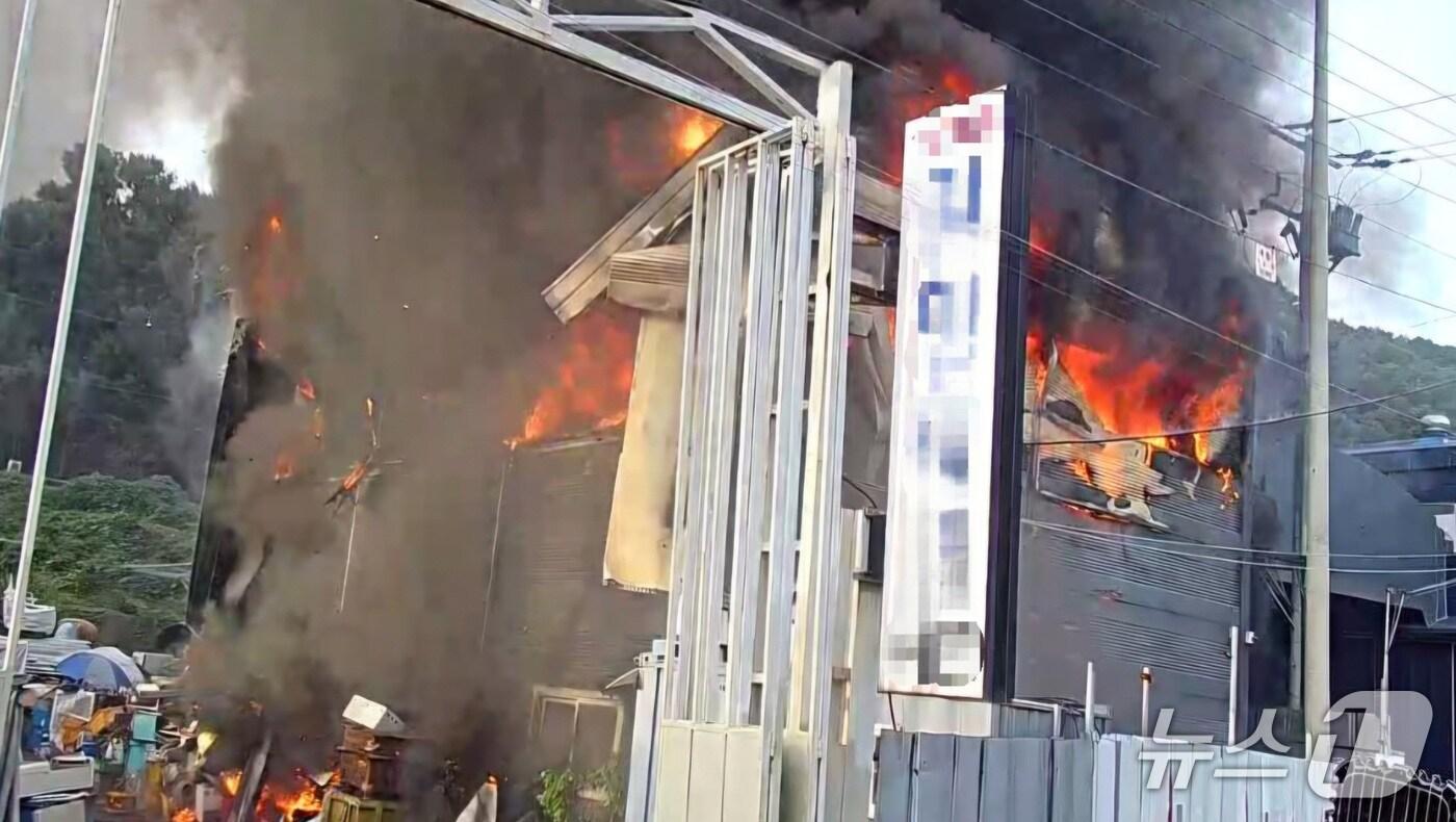 화재 현장. &#40;경기도소방재난본부 제공. 재판매 및 DB 금지&#41; 2025.10.21/뉴스1