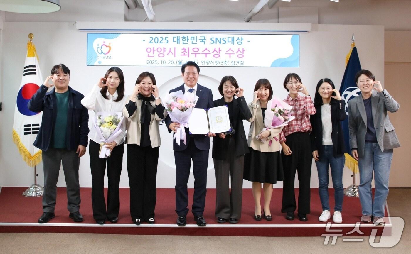 경기 안양시가 &#39;제15회 2025 대한민국 SNS 대상&#39;서 기초지방자치단체 시 부문 최우수상을 받았다. 사진은 지난 20일 오후 시청 접견실에서 열린 최우수상 전수식 모습.&#40;안양시 제공. 재판매 및 DB금지&#41;/뉴스1