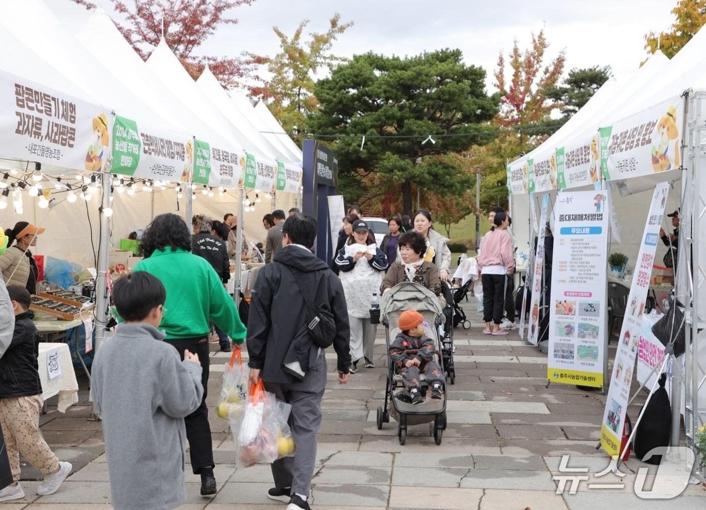 본문 이미지 -  2024년 충주 농산물 직거래 장터.(충주시 제공. 재판매 및 DB금지)/뉴스1