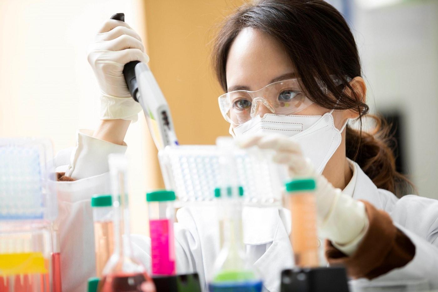 셀트리온 연구원이 바이오의약품 분석을 진행하고 있다.&#40;셀트리온 제공&#41;/뉴스1