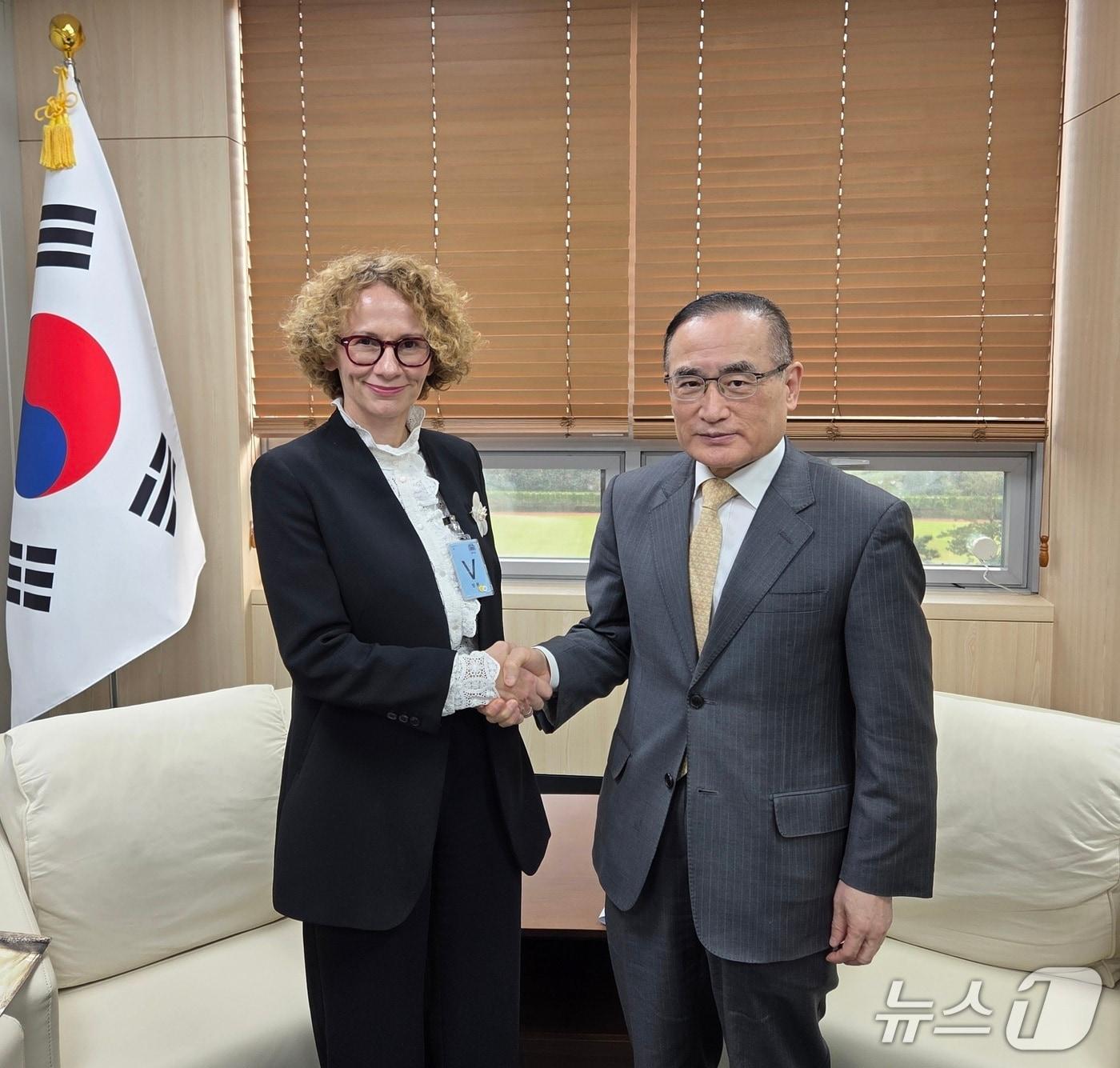 본문 이미지 - 위성락 국가안보실장이 20일 방한 중인 라드밀라 셰케린스카 북대서양조약기구(NATO) 사무차장을 만나 안보 및 방산 분야 협력 방안을 논의했다. (대통령실 제공. 재판매 및 DB 금지) 2025.10.21/뉴스1 ⓒ News1 한병찬 기자