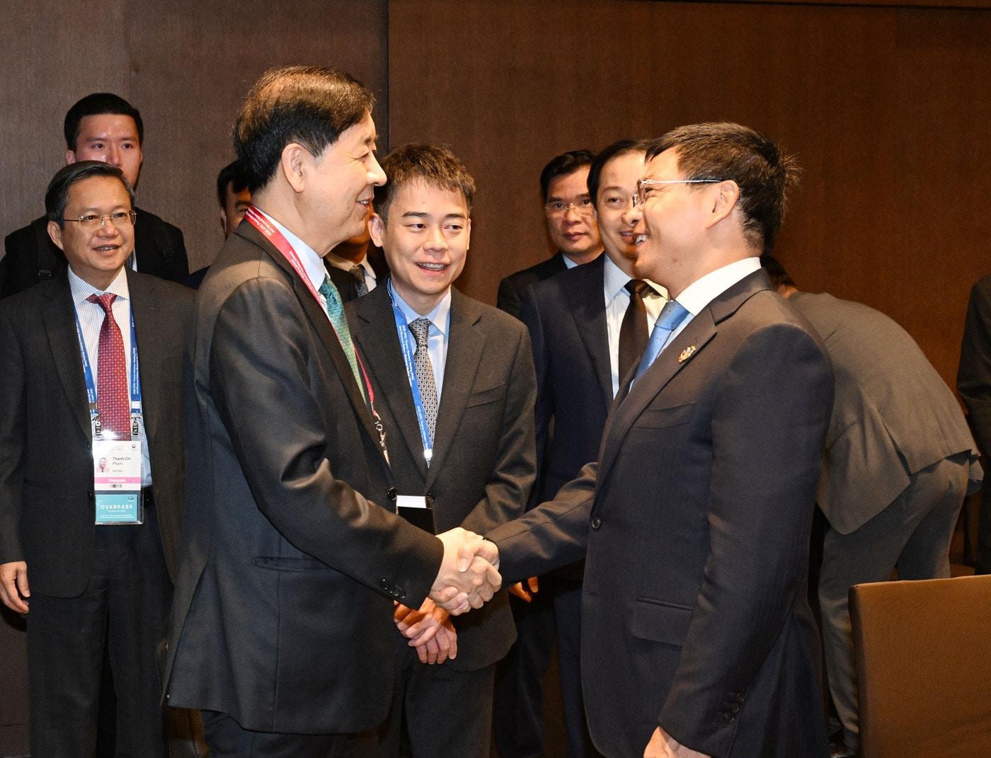 본문 이미지 - 구윤철 부총리 겸 기획재정부 장관이 10월 21일&#40;현지시간&#41; 인천 인스파이어 리조드에서 아시아-태평양경제협력체&#40;APEC&#41; 재무장관회의 참석차 방한한 응우옌 반탕 베트남 재무장관과 악수를 하고 있다.&#40;기재부 제공&#41;