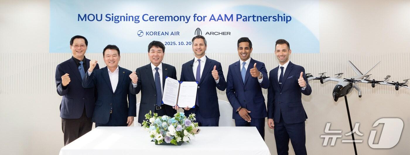 대한항공은 20일 경기 고양 킨텍스에서 열린 방산전 '서울 ADEX 2025' 행사장에서 미국 도심항공교통 선도 기업 아처 에비에이션과 미래항공교통(AAM) 모델 공동 개발을 위한 양해각서(MOU)를 맺었다. 사진은 MOU 서명식에 참석한 임진규 대한항공 항공우주사업본부장(왼쪽에서 세 번째), 유종석 대한항공 안전보건 총괄 겸 오퍼레이션 부문 부사장(왼쪽에서 두 번째), 박희돈 대한항공 경영전략본부장(왼쪽에서 첫 번째), 애덤 골드스타인 아처 에비에이션 최고경영자 (왼쪽에서 네 번째) 등 양사 주요 관계자의 모습(대한항공 제공). 2025.10.20.