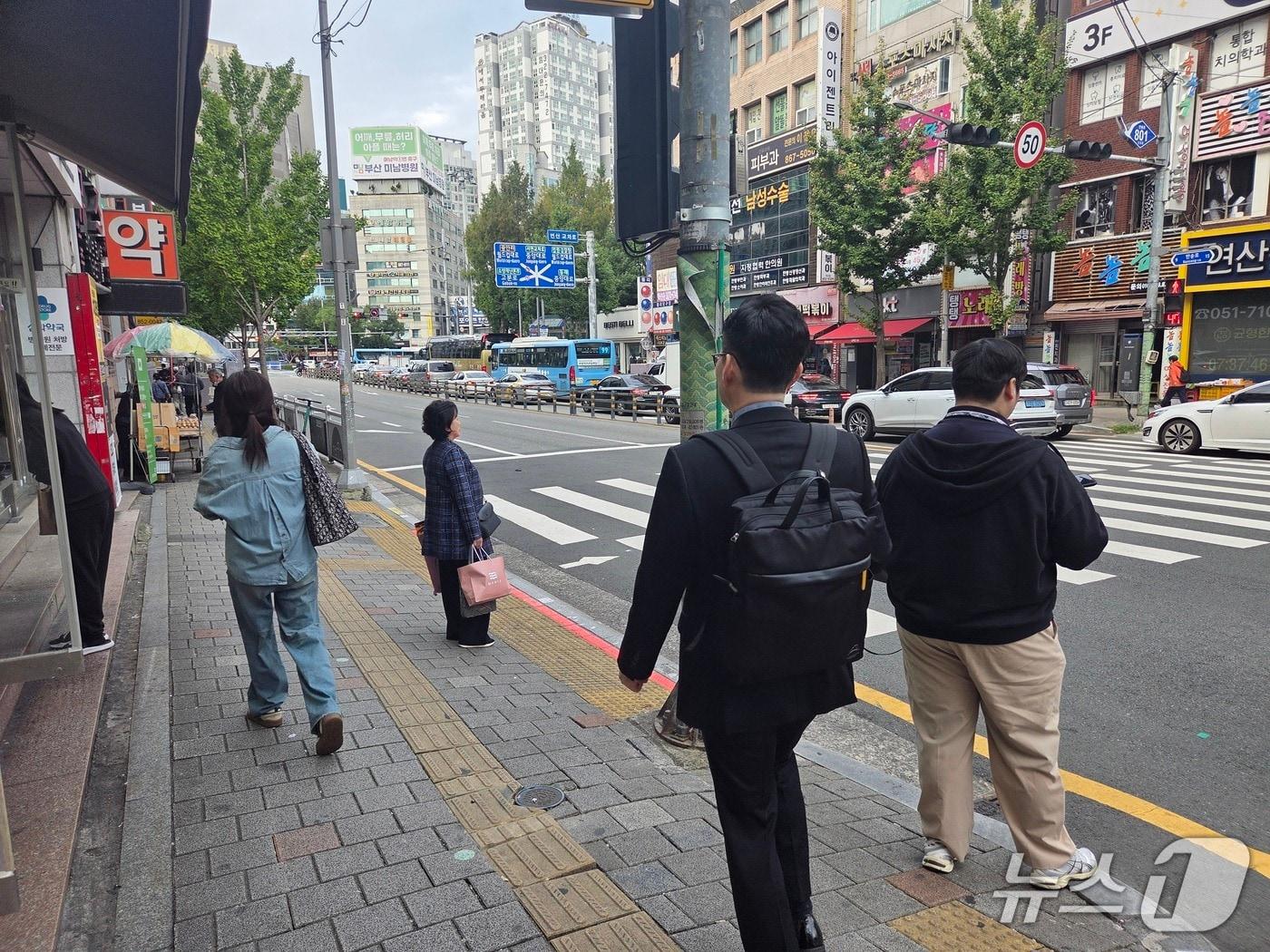 본문 이미지 - 전주 대비 아침 최저기온이 4도 떨어진 21일 부산 연제구 연산동 거리에서 시민들이 두터운 차림으로 있다.2025.10.21/뉴스1 ⓒ News1 김태형 기자