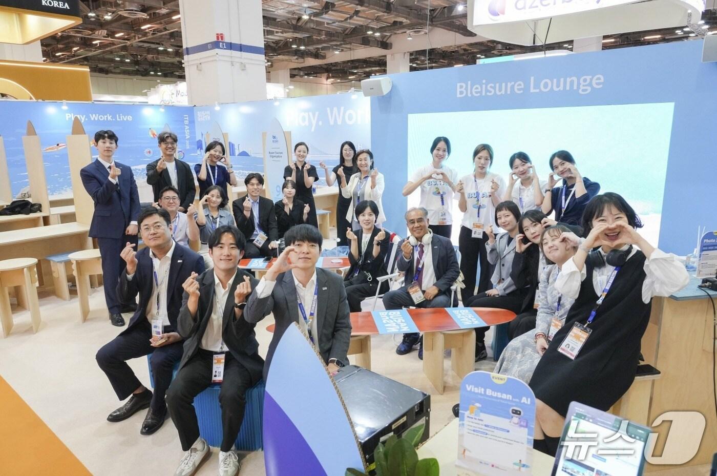 부산 대표단이 싱가포르 &#39;ITB Asia 2025&#39; 참가해 기념 촬영하고 있다.&#40;부산시 제공. 재판매 및 DB금지&#41;