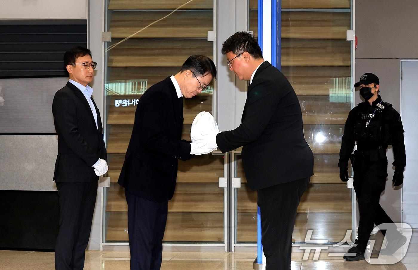 안중만 경북경찰청 형사기동대장이 지난 10월21일 오전 인천국제공항 제2터미널 입국장에서 지난 8월 캄보디아 보코산 지역 온라인스캠범죄단지에 감금, 고문 끝에 숨진 대학생 박모씨&#40;22&#41;의 유해를 송환받고 있다. 2025.10.21/뉴스1 ⓒ News1 이호윤 기자