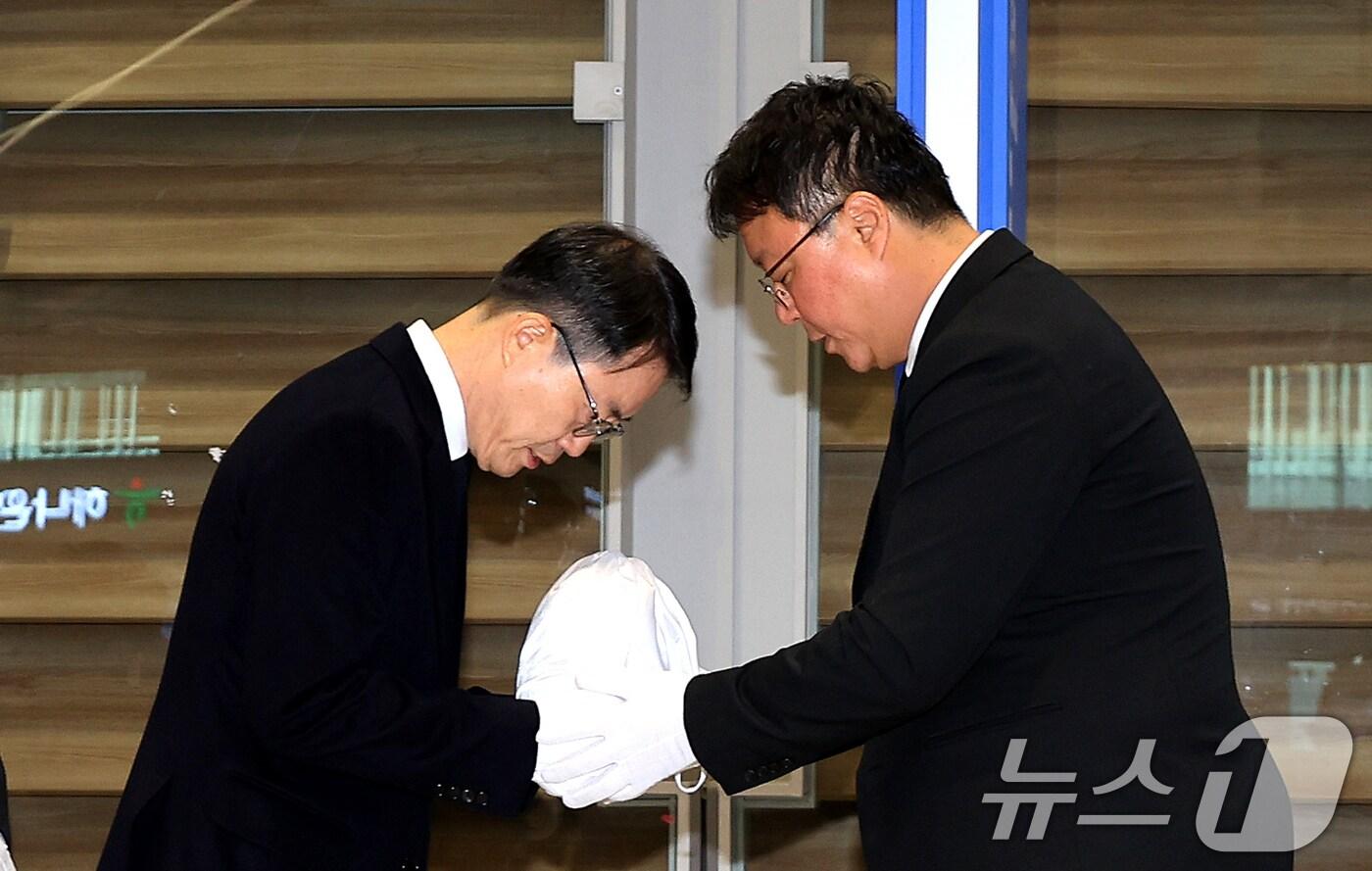 안중만 경북경찰청 형사기동대장이 21일 오전 인천국제공항 제2터미널 입국장에서 지난 8월 캄보디아 보코산 지역 온라인스캠범죄단지에 감금, 고문 끝에 숨진 대학생 박모씨&#40;22&#41;의 유해를 송환받고 있다. 2025.10.21/뉴스1 ⓒ News1 이호윤 기자