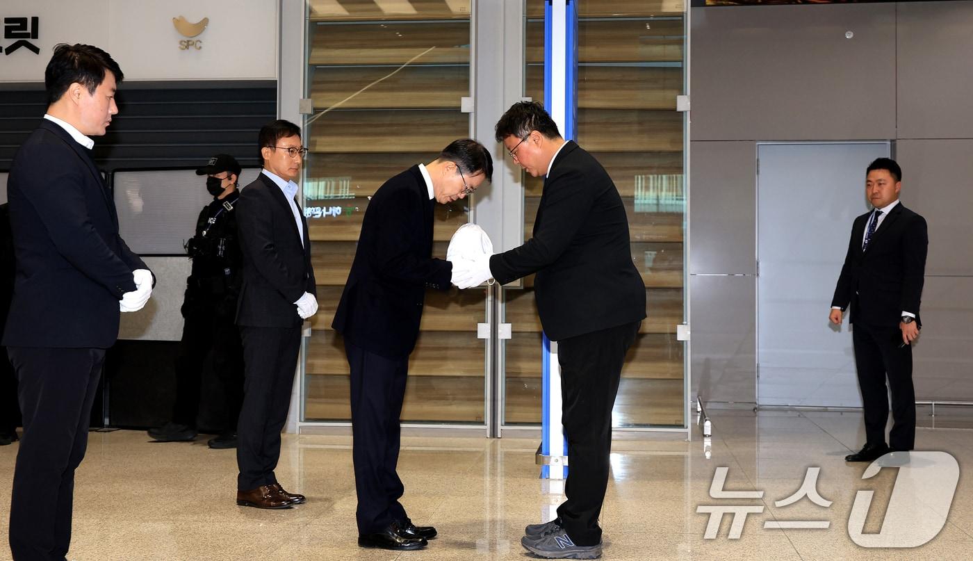안중만 경북경찰청 형사기동대장이 지난달 21일 오전 인천국제공항 제2터미널 입국장에서 지난 8월 캄보디아 보코산 지역 온라인스캠범죄단지에 감금, 고문 끝에 숨진 대학생 박모씨&#40;22&#41;의 유해를 전달받고 있다. 2025.10.21/뉴스1 ⓒ News1 이호윤 기자