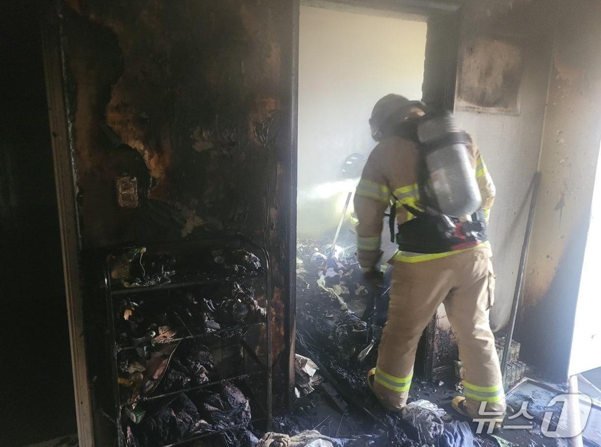 본문 이미지 - 20일 오전 7시 16분쯤 경북 구미시 옥계동 한 아파트에서 불이나 소방 당국이 화재를 진압하고 있다.(경북소방본부 제공. 재판매 및 DB 금지)2025.10.21/뉴스1