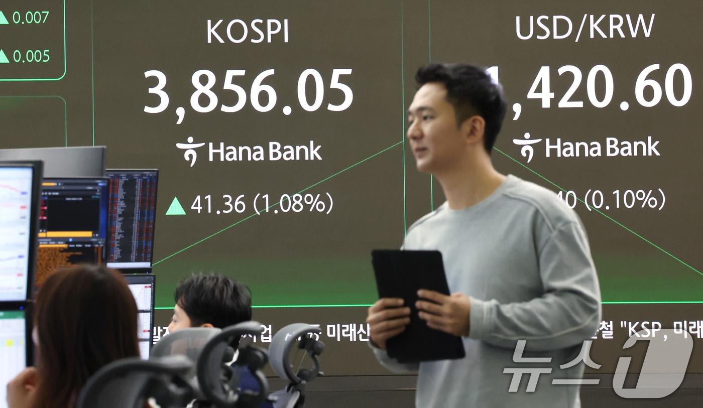 21일 오전 서울 중구 하나은행 딜링룸에 코스피 시황이 표시되고 있다. 2025.10.21/뉴스1 ⓒ News1 장수영 기자