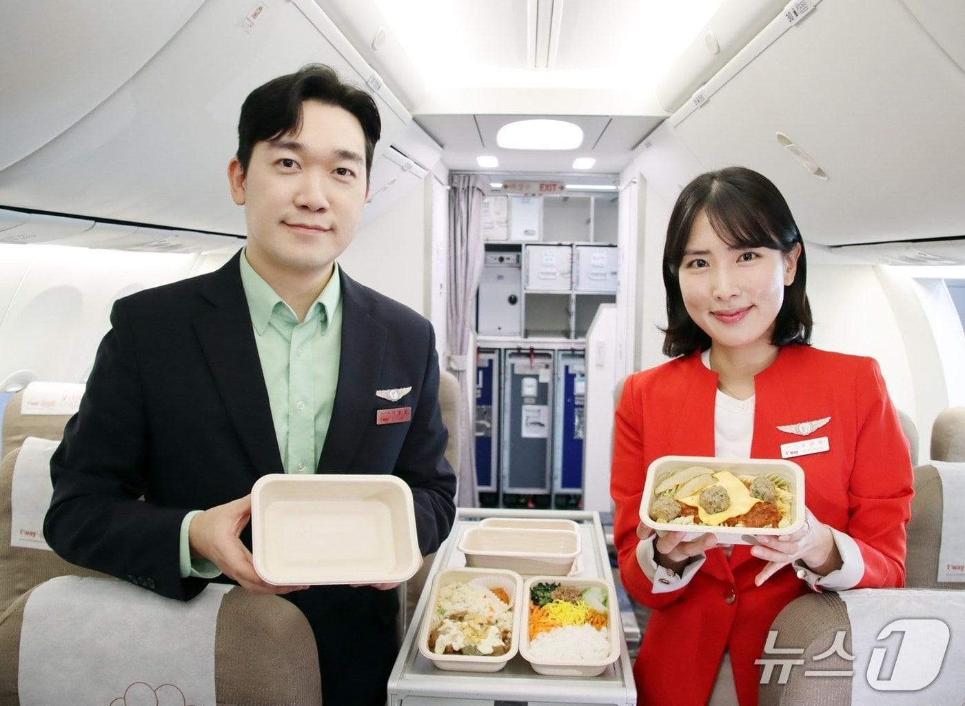 본문 이미지 - 티웨이항공 객실 승무원이 신규 펄프 몰드 소재로 만든 용기가 적용된 기내식을 소개하고 있다. (티웨이항공 제공)