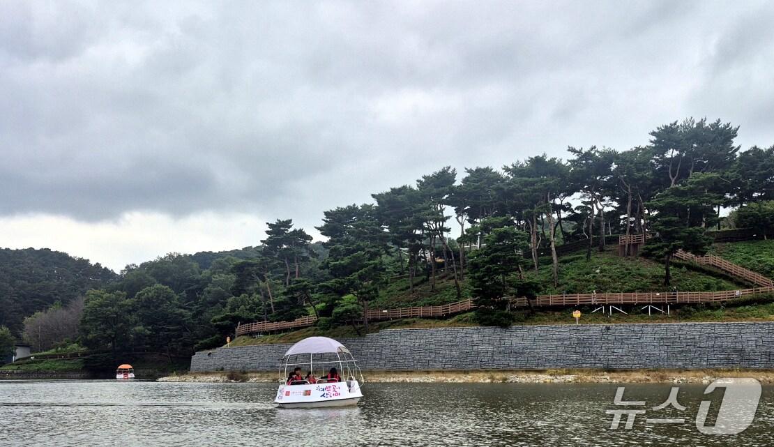 본문 이미지 - 예당호 수상레저시설 ‘무빙보트’ 운영 모습. (예산군 제공. 재판매 및 DB금지) 2025.10.21/뉴스1