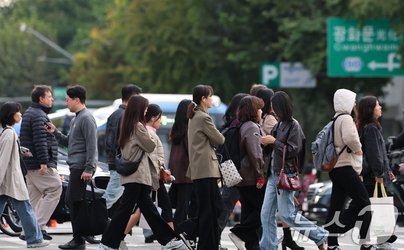 서울의 최저 기온이 4.8도를 기록하는 등 때이른 초겨울 추위가 기승을 부린 21일 오전 서울 광화문 네거리에서 시민들이 몸을 움츠린 채 출근길 발걸음을 재촉하고 있다. 2025.10.21/뉴스1 ⓒ News1 오대일 기자