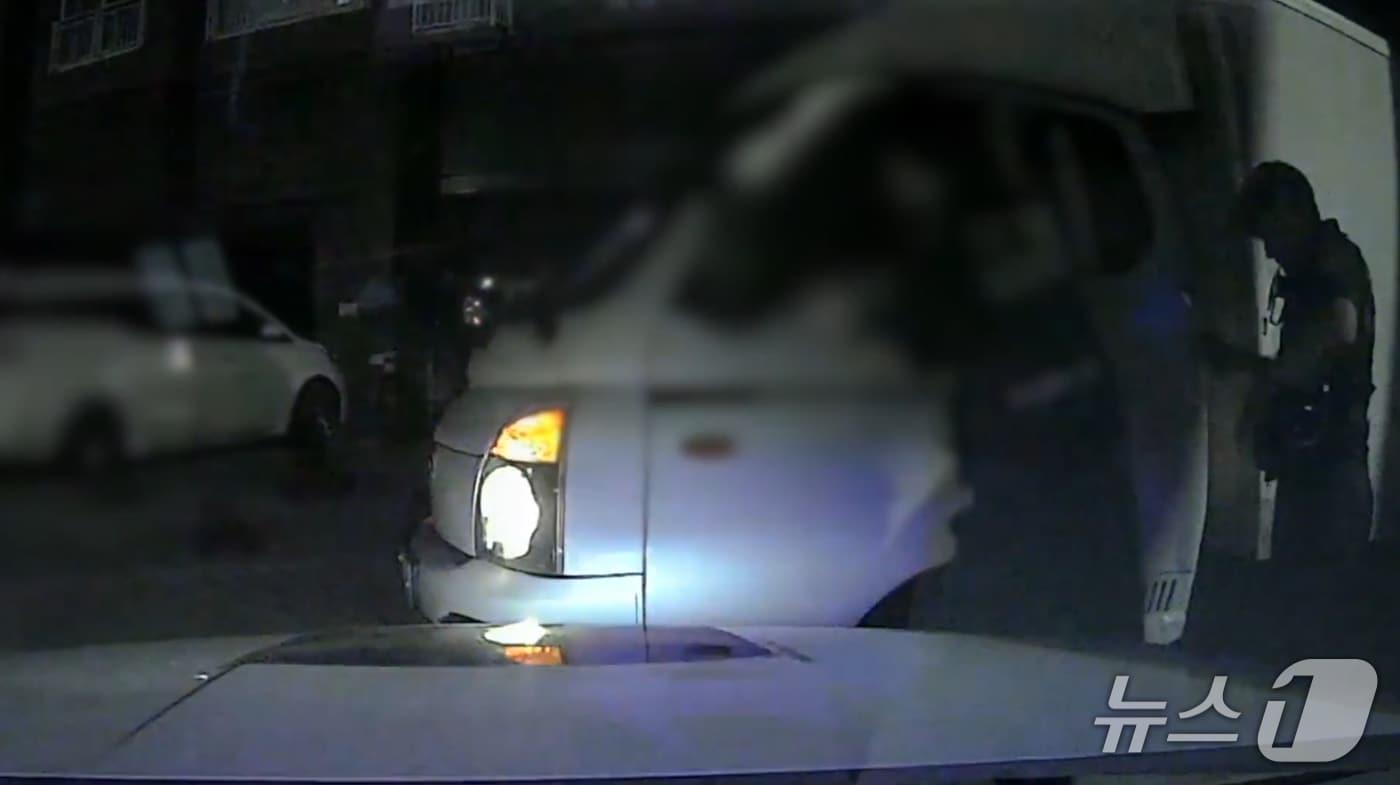 지난달 28일 경찰이 부산 사하구 한 도로에서 무면허 음주운전 40대를 검거하고 있다.&#40;부산경찰청 제공. 재판매 및 DB 금지&#41;