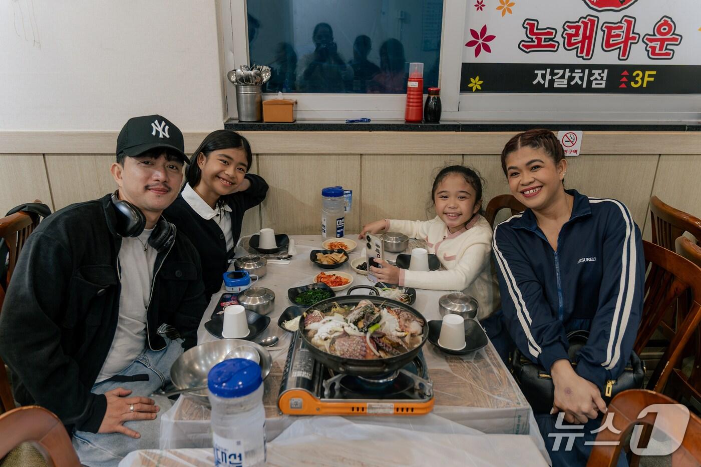 멜라이 씨와 그 가족들이 '부산 팸투어'를 참여하며 기념촬영을 하고 있다.(부산관광공사 제공. 재판매 및 DB금지)