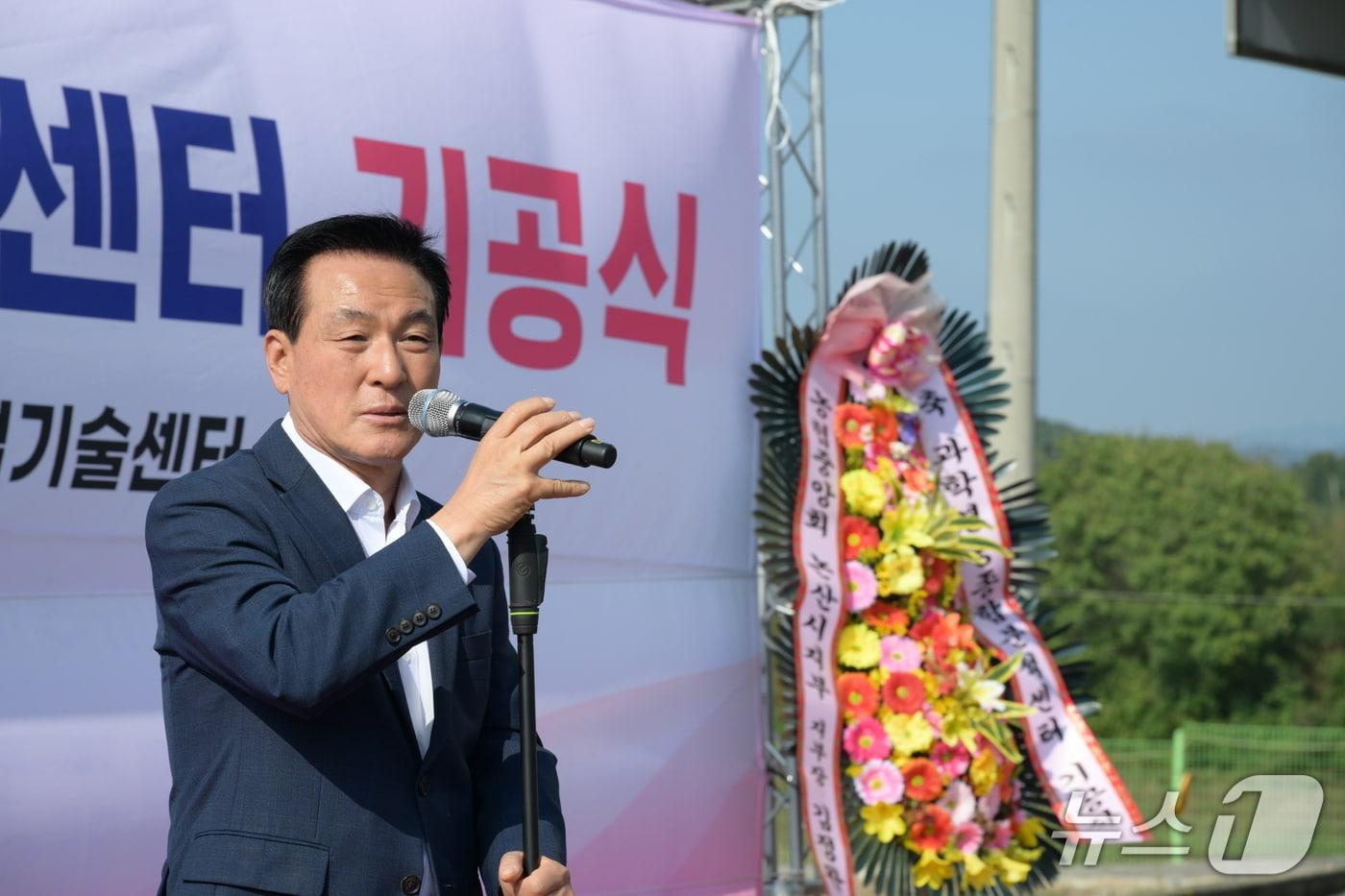 축사를 전하는 백성현 논산시장(논산시 제공.재판매 및 DB금지)/뉴스1