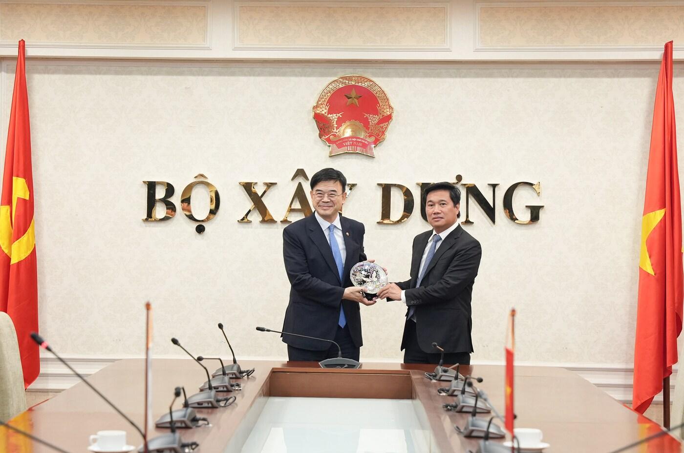 이상경 국토부 1차관&#40;왼쪽&#41;이 응우옌 트엉 번 베트남 건설부 차관과 만나 기념촬영을 하고 있다.&#40;국토부 제공&#41; / 뉴스1 ⓒ News1